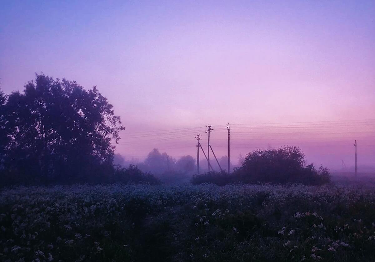 载誉而归,中国足协秘书长袁永清一行为归来的球员戴上花环